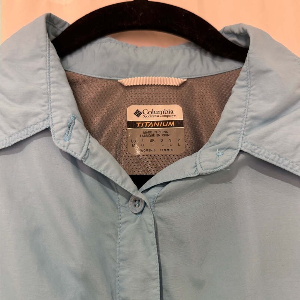 Columbia Titanium Women’s Blue Button Up Performance Shirt Medium Outdoor Hiking - Picture 4 of 10